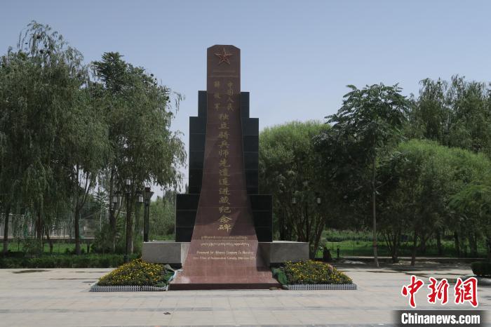 圖為位于于田縣中心的中國人民解放軍獨(dú)立騎兵師先遣連進(jìn)藏紀(jì)念碑?！畛坛?攝