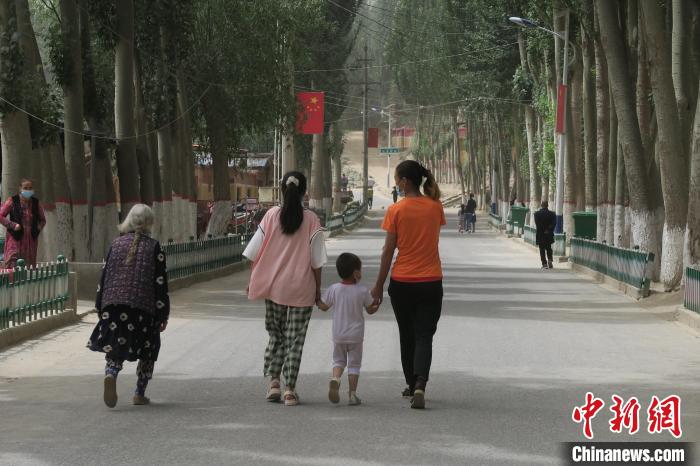 圖為進(jìn)藏先遣英雄連誓師地原址所在的新疆維吾爾自治區(qū)和田地區(qū)于田縣普魯村現(xiàn)貌?！畛坛?攝