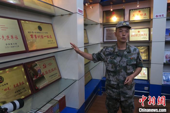 圖為南疆軍區(qū)某合成團(tuán)1連連長齊楠?！畛坛?攝