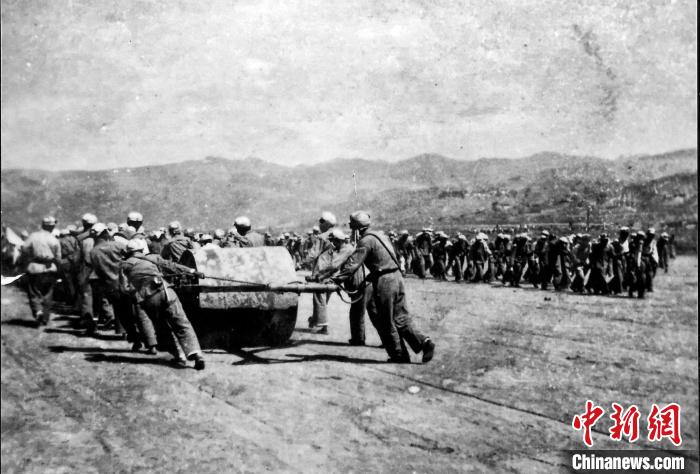 十八軍戰(zhàn)士修建機(jī)場跑道。(歷史圖片由十八軍后代張小康提供，劉炳科翻拍)