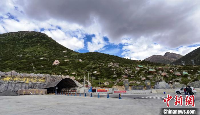 已建成通車的雀兒山隧道?！⒅铱?攝