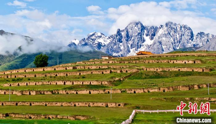 十八軍甘孜窯洞群?！⒅铱?攝