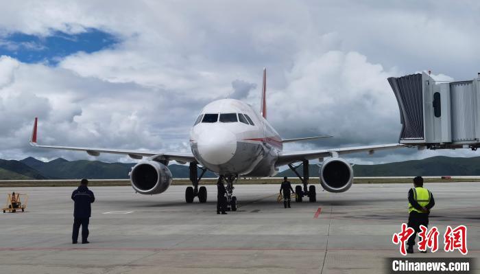 康定機(jī)場一架航班降落?！⒅铱?攝