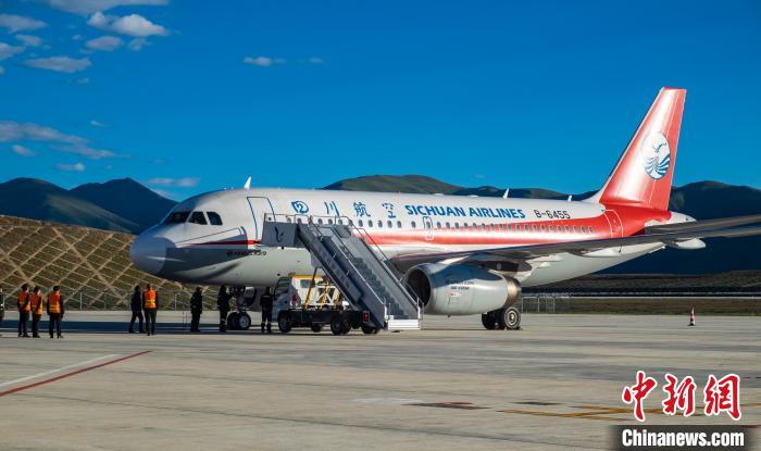 甘孜格薩爾機(jī)場?！⒈?攝