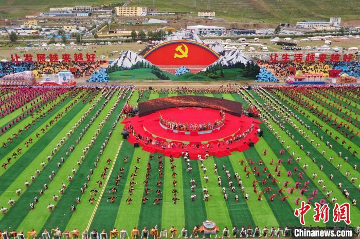圖為玉樹藏族自治州成立70周年慶祝大會現(xiàn)場?！●R銘言 攝