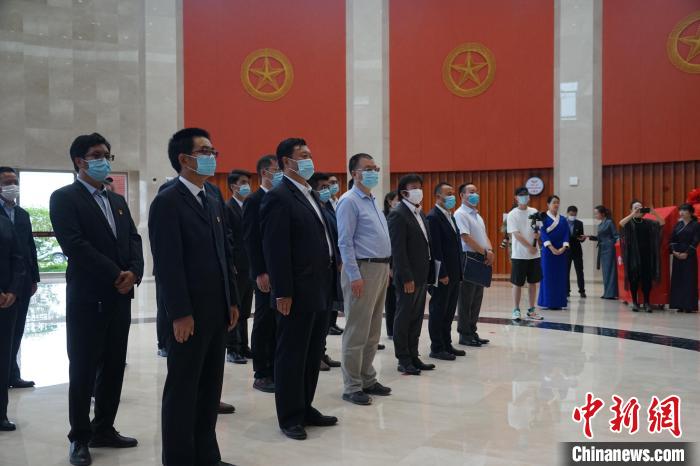 圖為掛牌儀式現(xiàn)場?！∨擞隄?攝