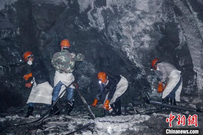 隧道開挖作業(yè)施工現(xiàn)場(chǎng)?！】蛋蛡髅焦﹫D