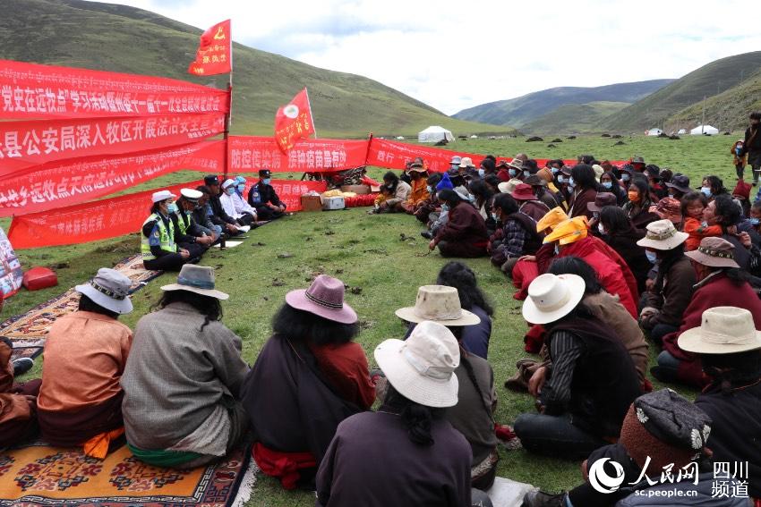 草地上宣講。巴登攝