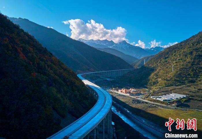 四川平武:九綿高速宛若一條玉帶點(diǎn)綴五彩斑斕的滿山彩林