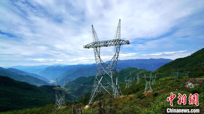 甘蜀改500千伏線路二郎山上的輸電線路鐵塔群?！∽T謝陽 攝