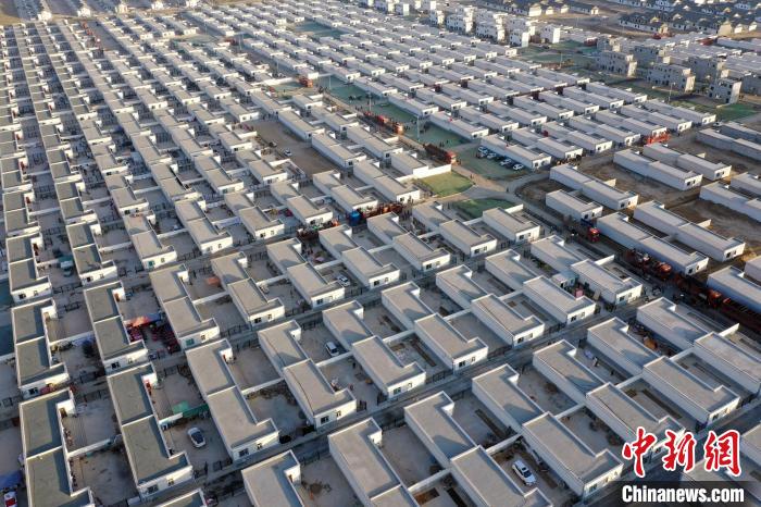 圖為蘭州新區(qū)移民安置區(qū)?！《P 攝