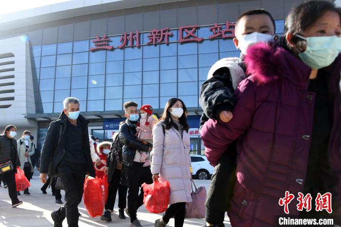 圖為搬遷民眾剛出火車站?！《P 攝