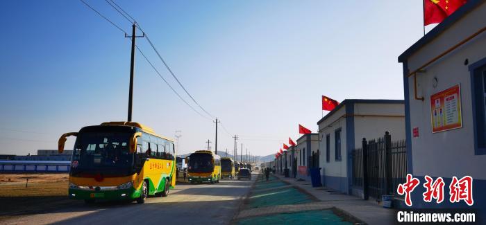 圖為搬遷民眾抵達(dá)安置區(qū)。　魏建軍 攝