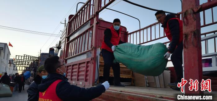 圖為志愿者幫忙搬運家具等物資?！∥航ㄜ?攝