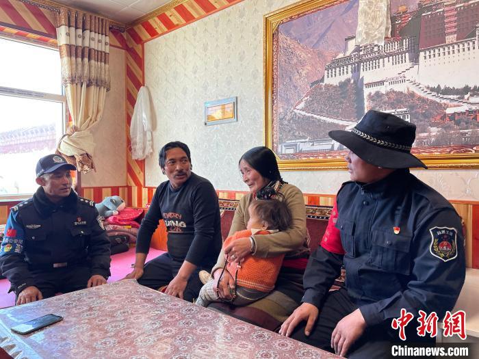 圖為派出所民警和義警入戶了解情況?！∑罾C娟 攝