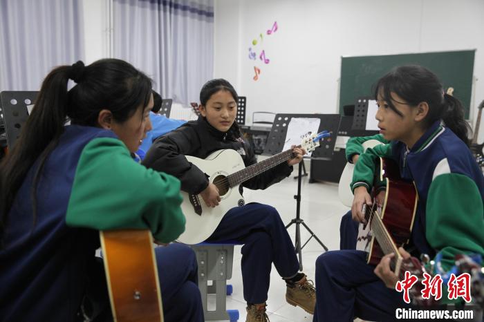 青?，斍撸簻p負(fù)不減質(zhì)“均衡發(fā)展”是教育關(guān)鍵詞