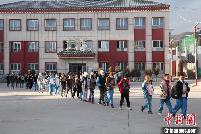 圖為瑪沁縣第一民族中學(xué)?！『F龍 攝