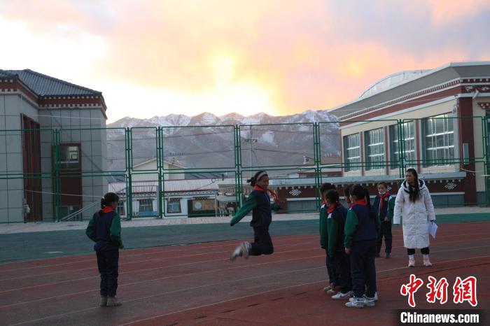 圖為學(xué)生們開(kāi)展社團(tuán)活動(dòng)?！『F龍 攝