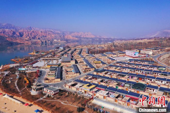 青海藏鄉(xiāng)“小三亞”:開(kāi)門(mén)是店關(guān)門(mén)是家