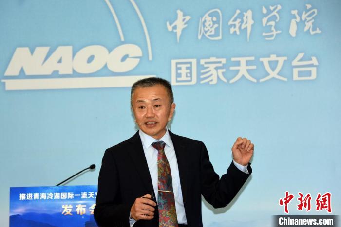 中科院國家天文臺冷湖基地首席研究員鄧?yán)畈沤榻B冷湖選址相關(guān)情況。　<a target='_blank' href='/'><p  align=