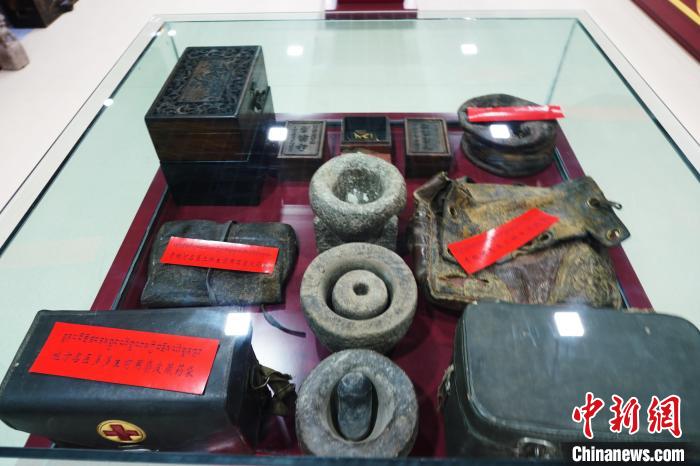 圖為藏醫(yī)傳統(tǒng)制藥石鍋石槽?！●R銘言 攝