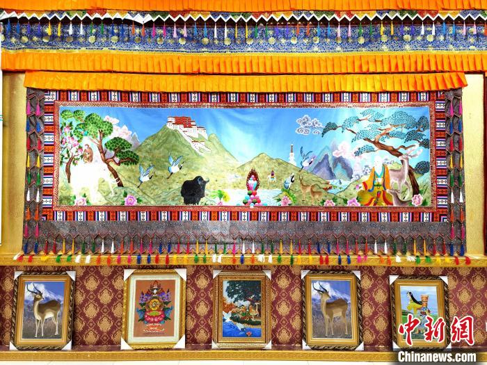 圖為藏繡作品?！∑钤鲚?攝