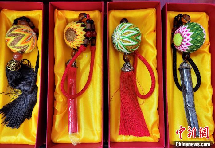 圖為藏繡手工藝品。　祁增蓓 攝