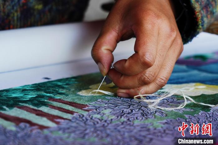 圖為“藏繡”細(xì)節(jié)圖?！●R銘言 攝