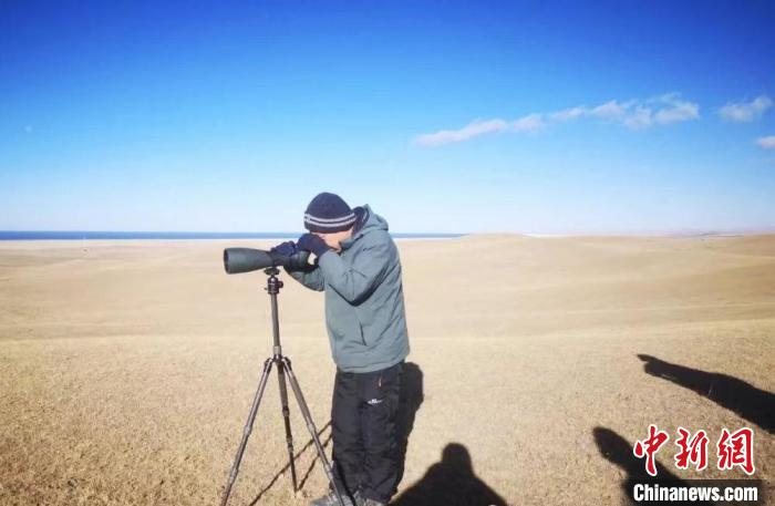 圖為工作人員正在進行監(jiān)測?！∏嗪：皡^(qū)保護利用管理局供圖