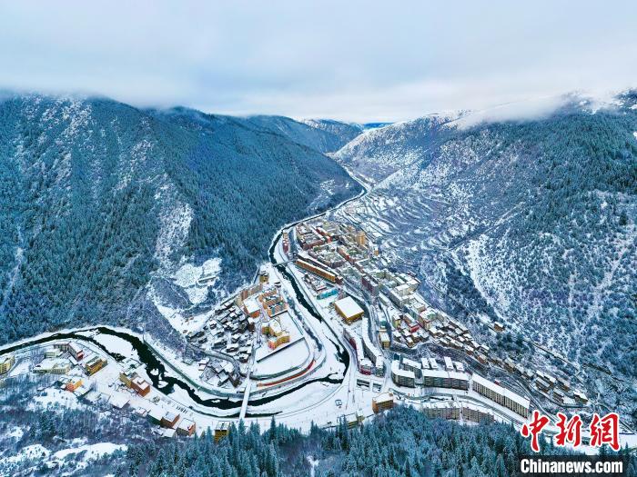 壤塘的雪后美景?！∪捞量h融媒體中心供圖