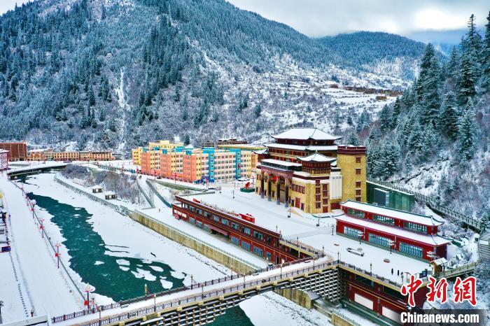 壤塘的雪后美景?！∪捞量h融媒體中心供圖