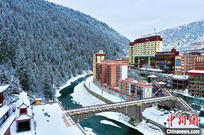壤塘的雪后美景?！∪捞量h融媒體中心供圖
