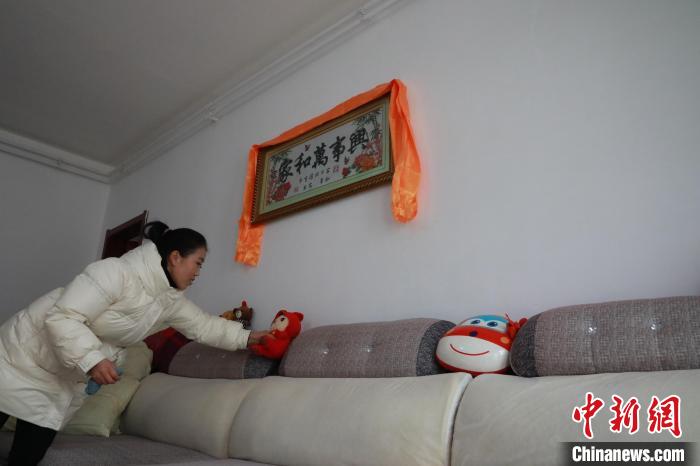 27日，春節(jié)將至，楊周馬草打掃房屋，拆洗沙發(fā)靠墊等。　丁思 攝