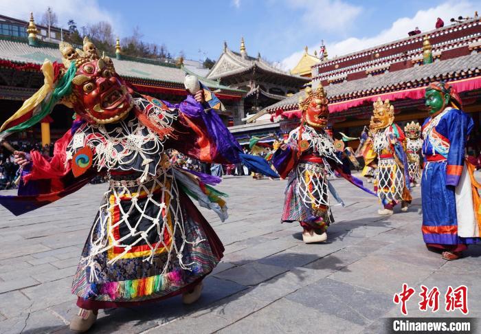 圖為塔爾寺僧侶進(jìn)行“跳欠”儀式?！●R銘言 攝