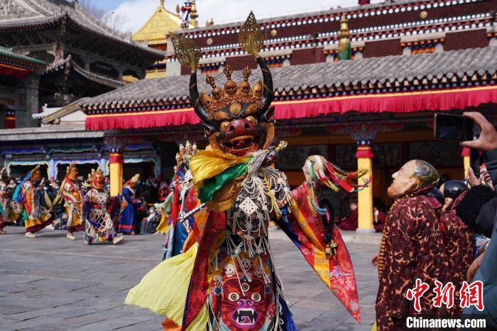 圖為塔爾寺僧侶進(jìn)行“跳欠”儀式?！●R銘言 攝