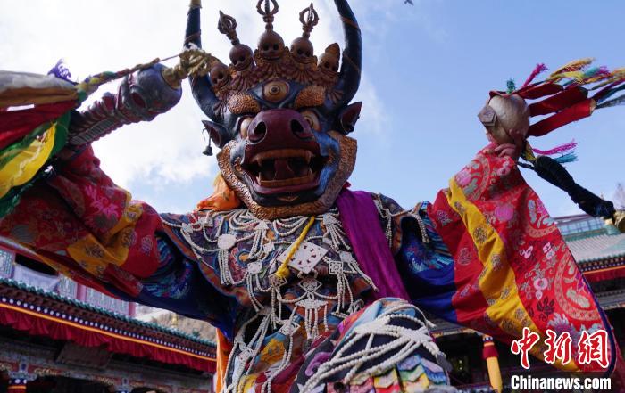 圖為塔爾寺僧侶進(jìn)行“跳欠”儀式?！●R銘言 攝