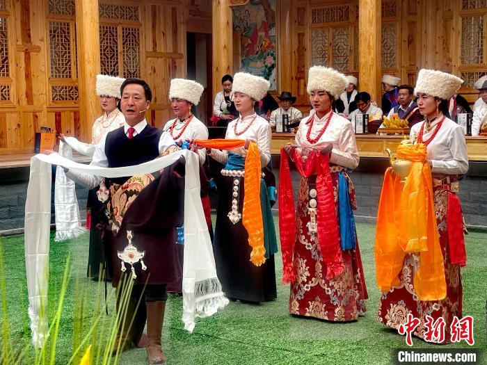 圖為“村晚”現(xiàn)場?！±钣穹?攝