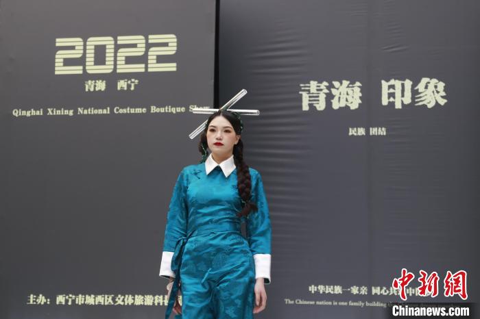 圖為模特展示少數(shù)民族服飾?！●R銘言 攝