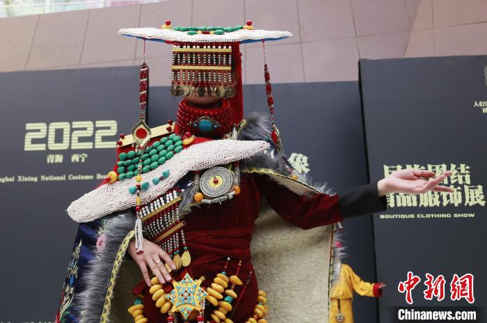 圖為模特展示藏族服飾。　馬銘言 攝