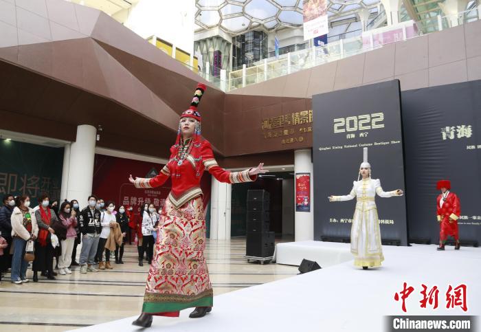 圖為模特身穿民族服飾進(jìn)行走秀?！●R銘言 攝