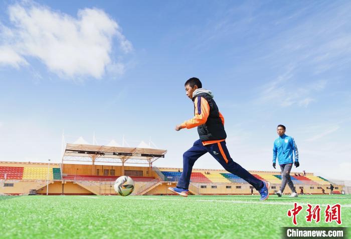 圖為一名男孩運(yùn)球射門?！●R銘言 攝