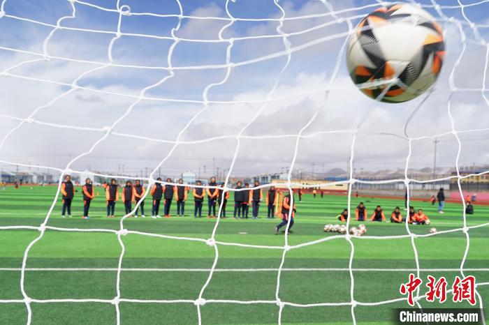 圖為孩子們進(jìn)行射門訓(xùn)練?！●R銘言 攝