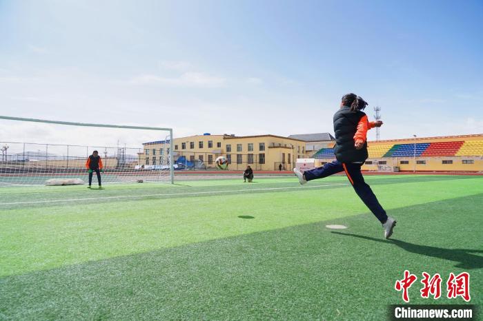 圖為一名女孩進(jìn)行射門訓(xùn)練?！●R銘言 攝