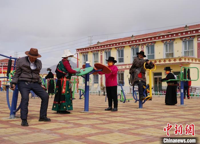 圖為老人們使用健身器材鍛煉身體?！●R銘言 攝