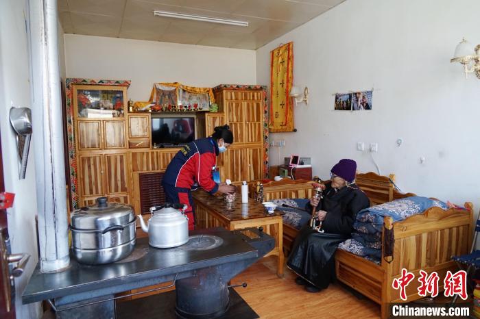 圖為敬老院護工為老人打掃屋內衛(wèi)生?！●R銘言 攝