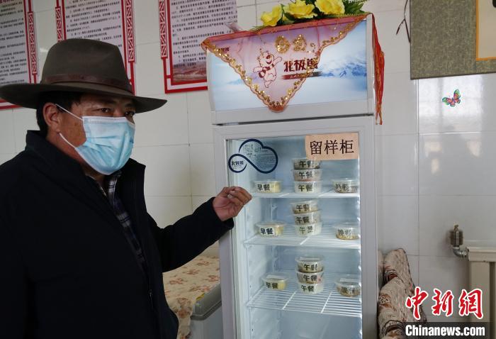 圖為敬老院院長德高介紹，老人們的三餐均有留樣記錄?！●R銘言 攝