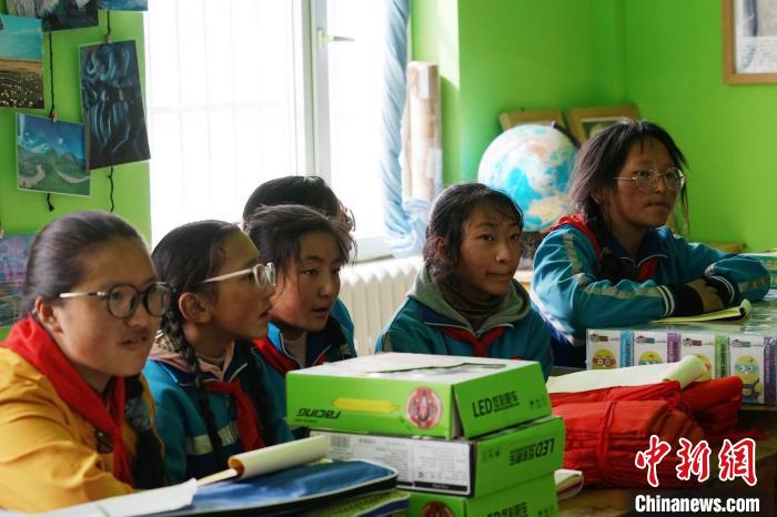 圖為學生正在認真聽生態(tài)課?！●R銘言 攝