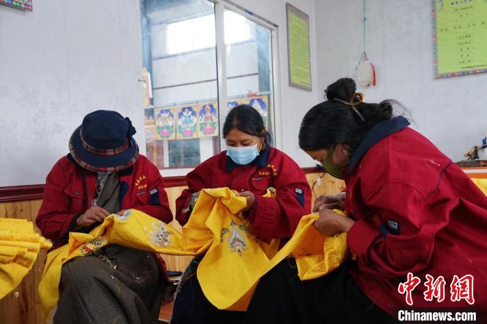 圖為工人正在制作哈達(dá)?！●R銘言 攝