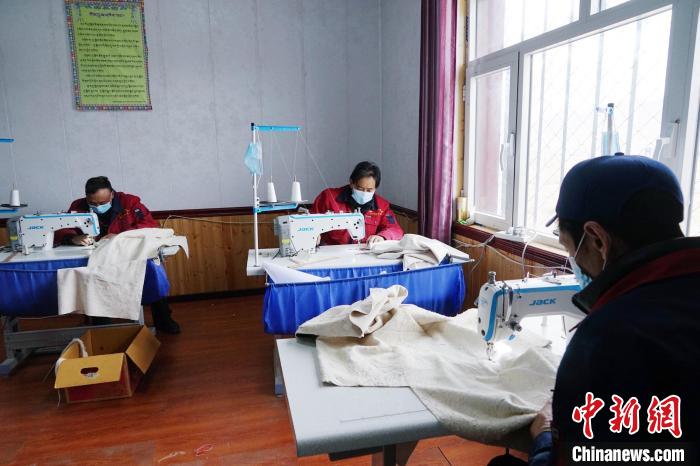 圖為員工正在制作藏服?！●R銘言 攝