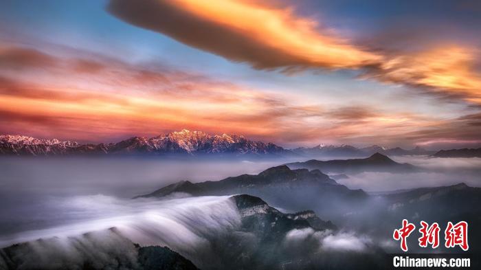 牛背山霞光?！∥挠宴?攝